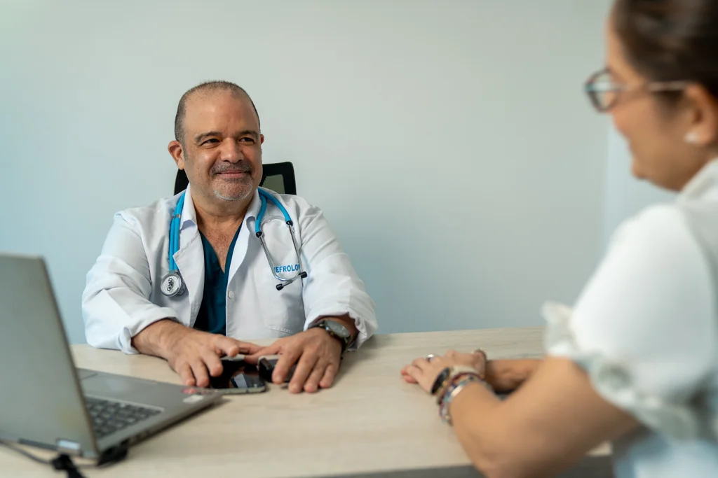 Médico conversando con una participante en un consultorio de Allied.