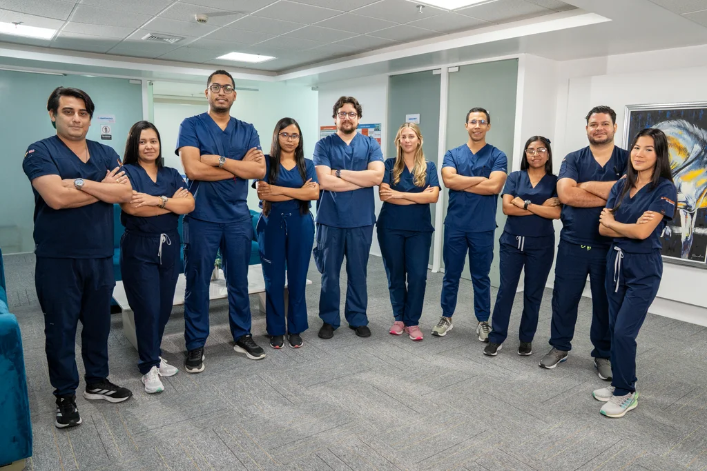 Equipo de Allied Research Society reunido en la sede.