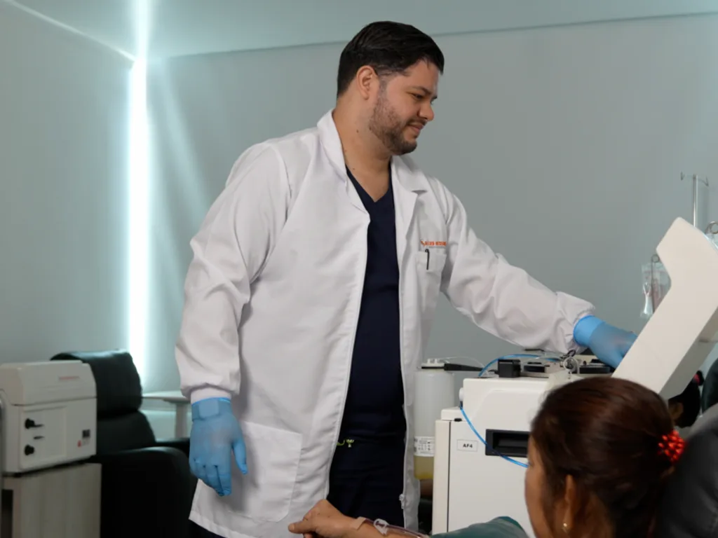 Equipo de aféresis preparado para un procedimiento en la sala de procedimientos de la sede.