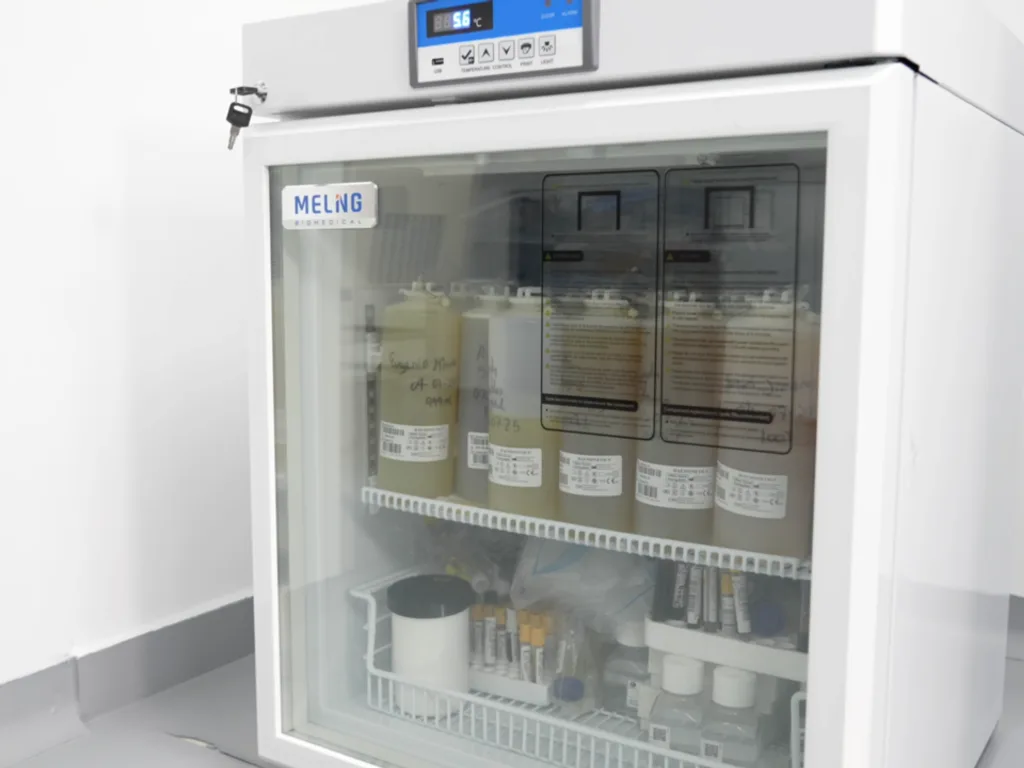 Equipo de almacenamiento con control de temperatura con muestras biológicas rotuladas en la sede.