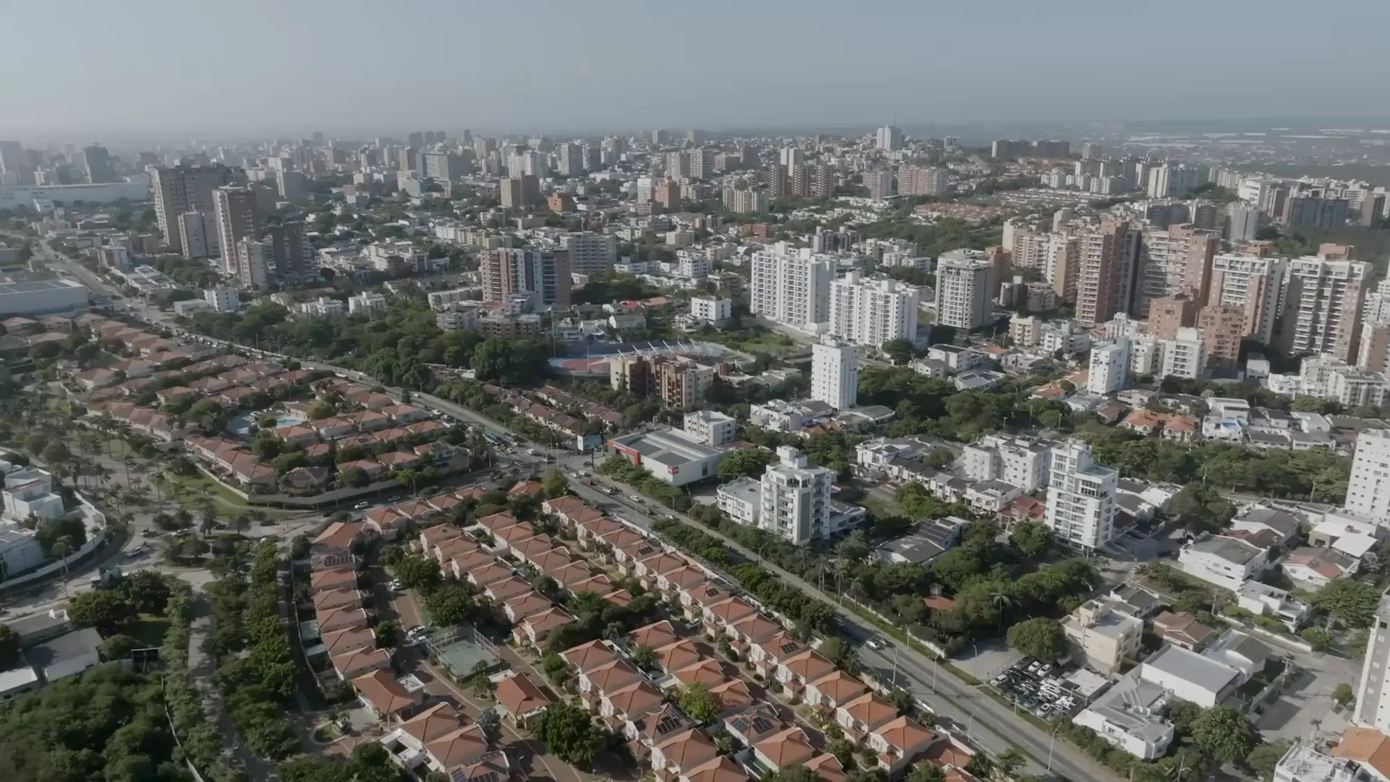 Vista aérea de Barranquilla y del edificio donde está la sede de Allied, tomada del video institucional.