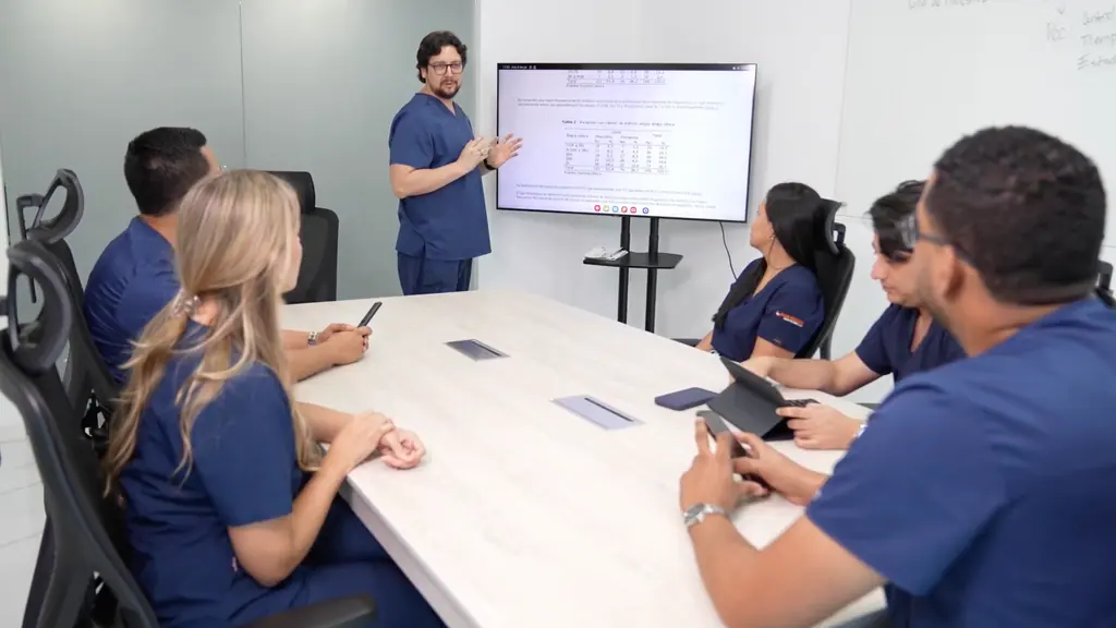 Integrantes del equipo de investigación de Allied revisando datos de un estudio en la sala de reuniones de la sede.